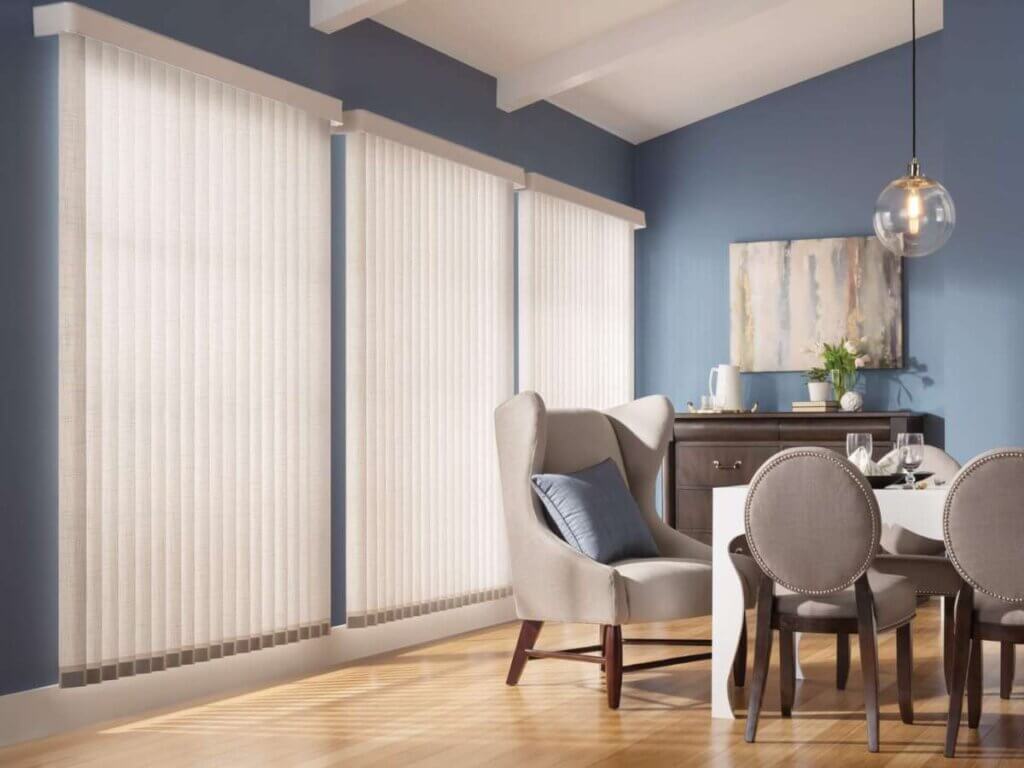 For pet owners with floor-to-ceiling windows or sliding doors, vertical blinds are a smart choice. Their individual slats move easily aside, allowing cats to pass through without damage.